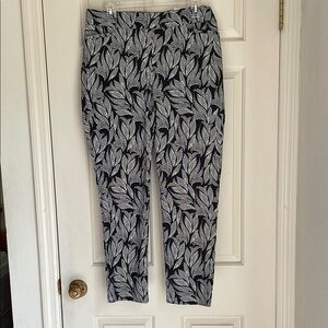 Chico's Black & White Leaf Print Cropped Pants, Brigitte Slim Leg, size 1.5/10